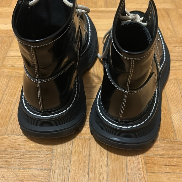 Alexander McQueen - Picture 6 of 16